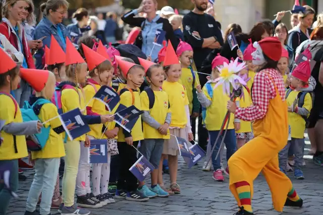 Co można robić we Wrocławiu w czasie weekendowej wycieczki z dziećmi? Okazuje się, że niemal wszystko. Zebraliśmy dla was najfajniejsze atrakcje dla dzieci we Wrocławiu, od parków trampolin, po wyjątkowe spektakle teatralne. Jest nawet galeria, w której można spotkać Pana Kleksa. Lista obejmuje atrakcje na każdą pogodę: trasy spacerowe i pomysły na zabawę pod dachem. Przekonajcie się, jakie atrakcje dla dzieci ma w ofercie Wrocław. 

Na zdjęciu: wrocławski Festiwal Krasnoludków, 2019.