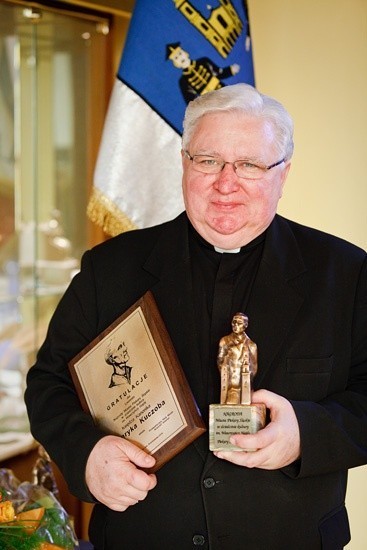 Ks. Henryk Kuczob, oficjalnie 28 lipca 2013 przejdzie na emeryturę, ale to nie znaczy, że zniknie z życia parafii w Dąbrówce Wielkiej.