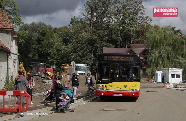 W związku z inwestycją drogową, zmieniona zostanie trasa autobusów kursujących na linii nr 5 w dzielnicy Rusinowa