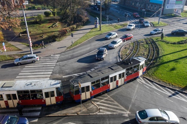 Komunikacja miejska w Bydgoszczy jest dziś darmowa. Nie wszyscy jednak o tym pamiętają i kasują bilety - kasowniki w tramwajach są bowiem włączone. 

Aby dowiedzieć się więcej przejdź do kolejnego zdjęcia  >>>