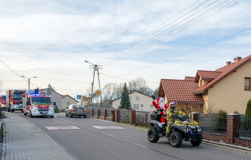 Ulicami Bukowna przejechał Mikołaj w asyście strażaków z...