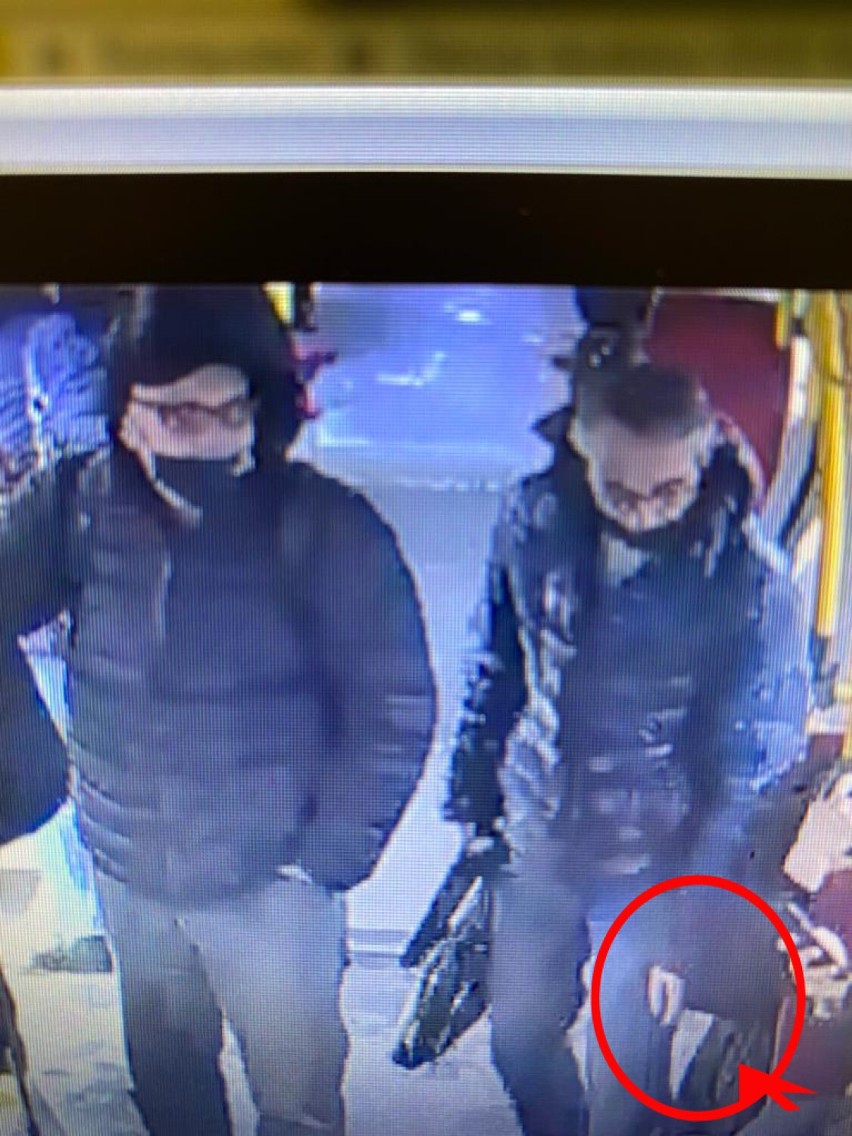 Kradzież w tramwaju. Policja poszukuje mężczyzn, którzy ukradli telefon o wartości prawie 2 tys. Tak działali złodzieje