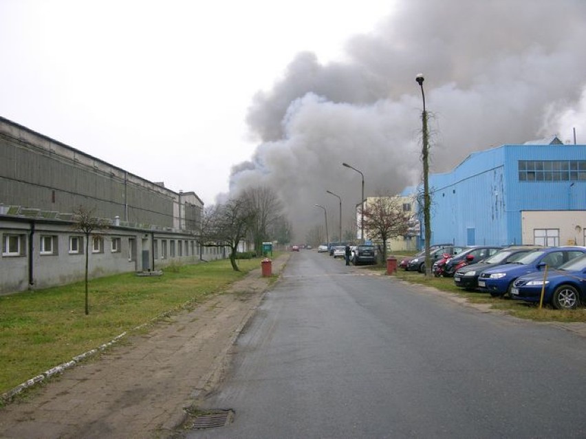 Pożar na Rawce. Płonie hala śmieci