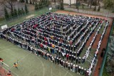 Próba bicia rekordu Guinnessa w Jarosławiu! 995 uczniów rozwinęło liczbę Pi [ZDJĘCIA]
