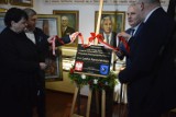 Odsłonięto tablicę, upamiętniającą wizytę Lecha Kaczyńskiego w Kartuzach