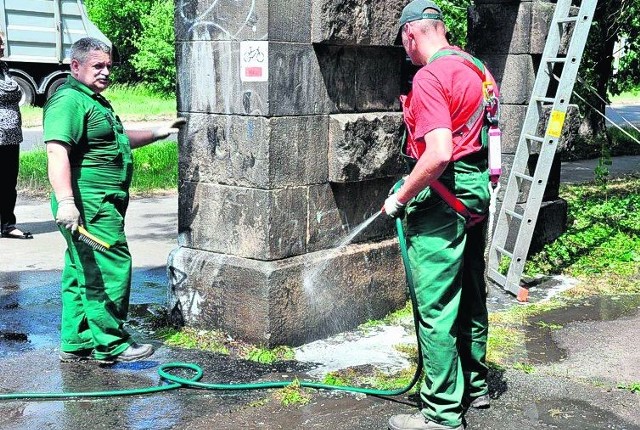 Od początku tygodnia porządkowany jest park w dzielnicy Rusinowa w Wałbrzychu