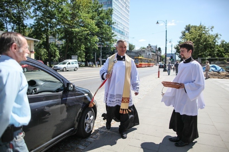 Święcenie samochodów przed katedrą w Łodzi