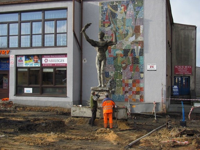 Pomnik ciężarowca jest dziś w trakcie demontażu z postumentu.
