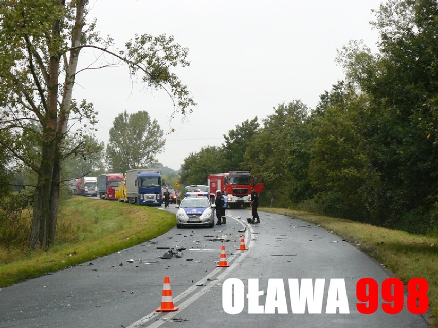 Wypadek na drodze do Oławy: BMW zderzyło się z ciężarówką (ZDJĘCIA)