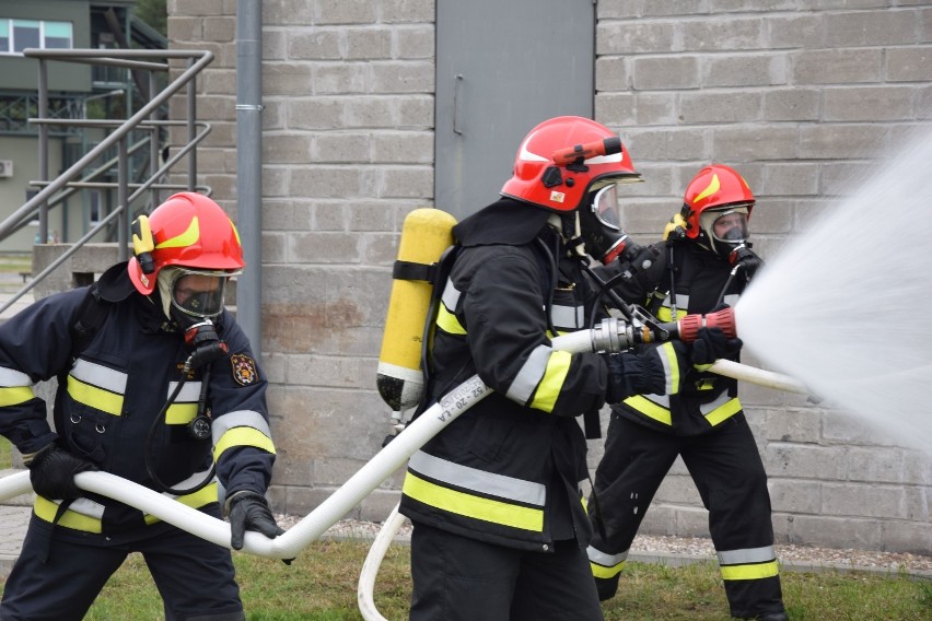 Pokaz strażaków na poligonie pożarniczym w Grupie [zdjęcia]