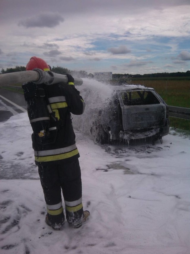 W czwartek około godz. 12.30 konińscy strażacy zostali wezwani do pożaru samochodu na 254 km autostrady A2 w kierunku Warszawy. 

Autostrada A2: Pożar samochodu osobowego [ZDJĘCIA]
