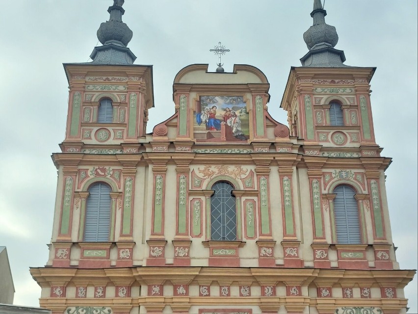 Można już podziwiać unikatową barokową polichromię na elewacji frontowej kościoła w Krasnymstawie. Zobacz zdjęcia