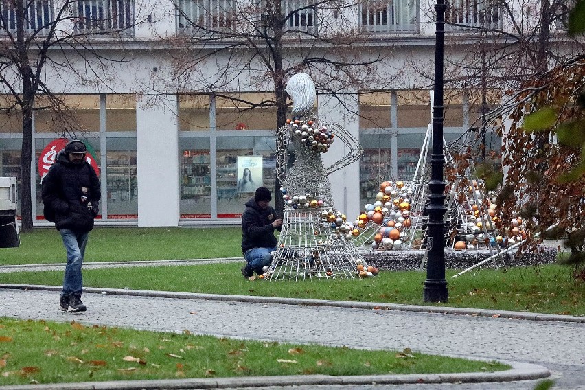 Trwa montaż świątecznej iluminacji w Legnicy. Na jutro zaplanowano jej odpalenie, zdjęcia