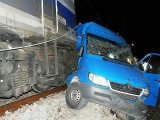 Wypadek w Krzemienicy. Bus wjechał pod pociąg [zdjęcia]