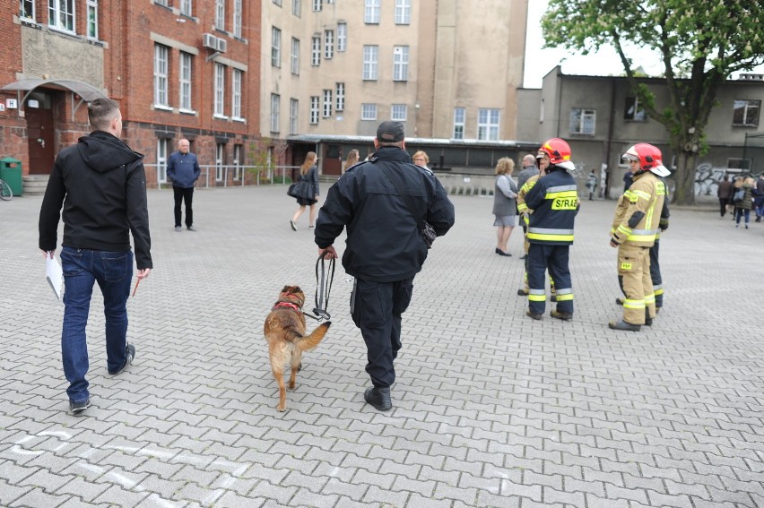 Seria alarmów bombowych w leszczyńskich szkołach w drugim dniu matur