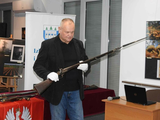 Prelegent ilustrował swoją wypowiedź prezentacją strojów i broni, z okresu powstania listopadowego