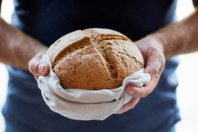 Pieczenie chleba nie jest aż tak trudne, a domowy bochenek może być znacznie zdrowszy niż ten ze sklepu. Kluczem jest wybór dobrych składników i staranne przygotowanie. Bo chociaż ciasto na prosty chlebek sodowy można przygotować już w parę minut, nie jest to zalecany rodzaj pieczywa. Poświęcając więcej czasu na fermentację i wypiek chleba otrzymamy bardziej wartościowy bochenek o apetycznym wyglądzie, pięknym zapachu i bogatym smaku.

Najzdrowszy chleb to ten na zakwasie, choć tak naprawdę mało który rodzaj jest wolny od drożdży. Do jego przygotowania można jednak użyć rozmaitych wartościowych składników. I choć dojście do perfekcji jak w każdej dziedzinie wymaga wprawy, warto zacząć już dziś, wypróbowując sprawdzone przepisy. Pomogą w tym proponowane przez nas receptury zaczerpnięte z kultowej książki Tomasza Dekera „Chleb” (Burda Książki).  

Domowy chleb można przygotować w maksymalnie nagrzanym piekarniku, choć aby zapewnić warunki panujące w profesjonalnych piecach, a zwłaszcza tych chlebowych, warto sięgnąć po ceramiczną płytę, którą nagrzewa się w kuchence – taką, jak ceniony przez smakoszy kamień do pizzy czy po prostu do pieczenia. Pracę ułatwi mikser planetarny, który zwolni nas od długiego wyrabiania ciasta za pomocą dłoni. 

Warto pamiętać też o kilku ważnych wskazówkach. Mąka na chleb powinna być przesiana, co ułatwi rośnięcie ciasta, a drożdże należy wybrać świeże. Podczas przygotowania chleba, na etapie mieszania składników lub wyrabiania ciasta, można dodawać niewielkie ilości wody. Po podzieleniu ciasta odkładaj je na deski wyłożone ściereczkami lekko posypanymi mąką. Gdy konieczne jest pozbycie się nadmiaru gazów z ciasta, przeprowadź składanie, wyrabiając je poprzez składanie na siebie jego brzegów i uderzanie dłońmi. Piecz w piekarniku z włączoną funkcja pary lub wstawionym naczyniem z wodą.

Zobacz przepisy na zakwas i na domowy chleb --->