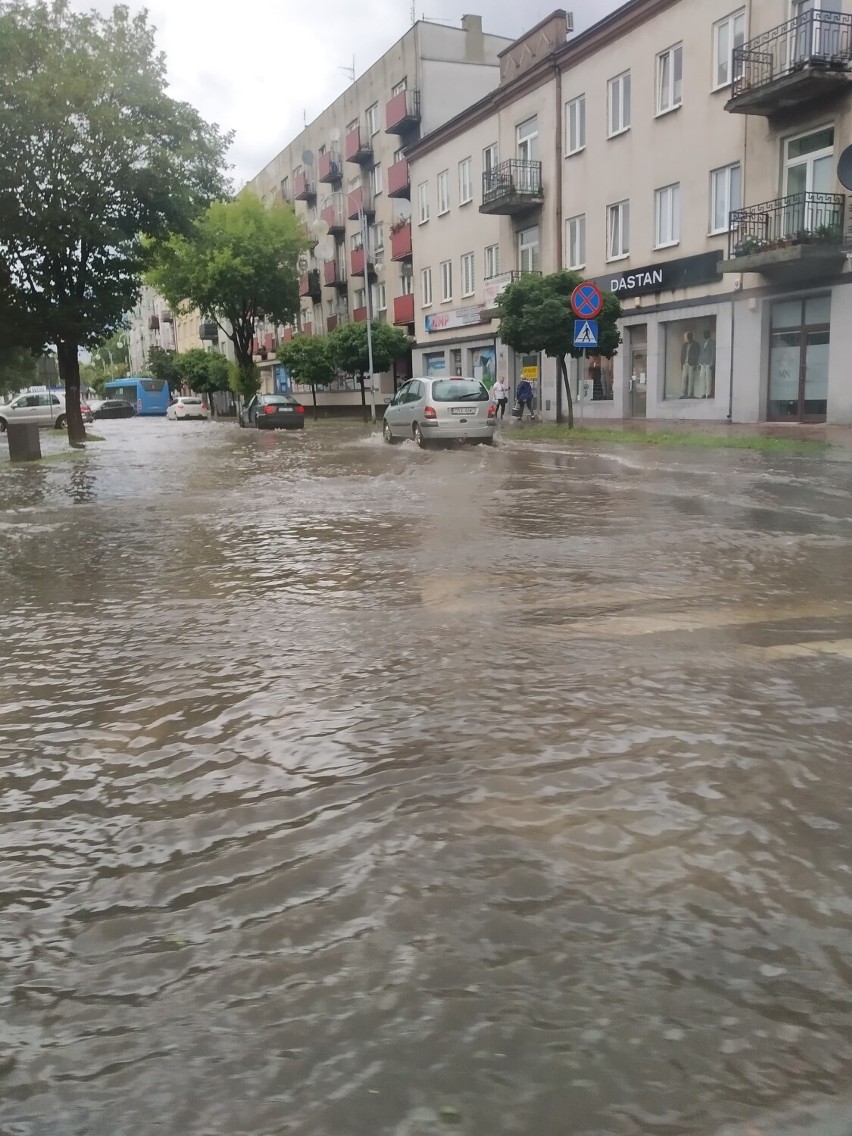 Gwałtowna ulewa przeszła nad powiatem radomszczańskim. Zalane Radomsko i Przedbórz. ZDJĘCIA