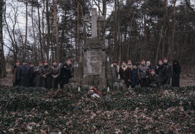 Przy grobowcu członkowie budzyńskiego Stowarzyszenia po jednej z inscenizacji oddali cześć poległym niemieckim żołnierzom.