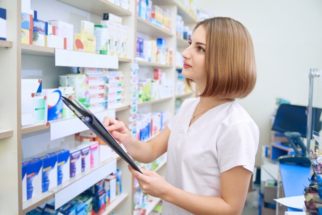 Większość brakujących w aptekach leków posiada swoje zamienniki. Dostępność danego leku warto również sprawdzić w wyszukiwarkach leków dostępnych w internecie.