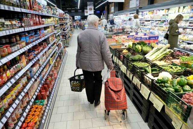 Polacy obawiają się, że powrót VAT na żywność może spowodować duży wzrost jej cen. Ekonomista uspokaja, że wzrost tak, ale niekoniecznie aż 5-procentowy.