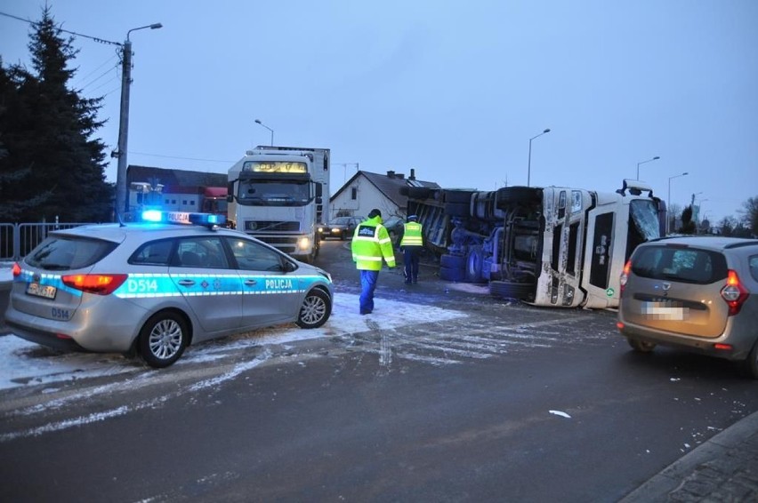 Obwodnica Kraśnika: Ciężarówka przewożąca szkło wywróciła się na drodze [ZDJĘCIA]