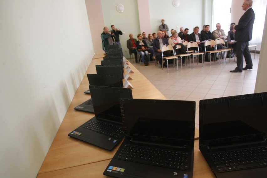 Rozdawali laptopy w Legnickim Polu (ZDJĘCIA)