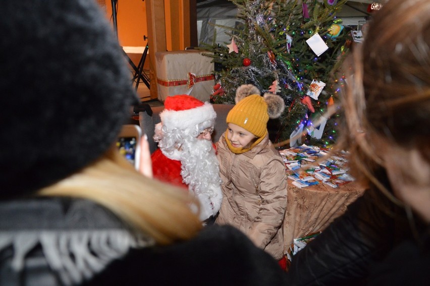 Dzieci spotkały się ze Świętym Mikołajem na jarmarku bożonarodzeniowym 2019 w Rawiczu [ZDJĘCIA]