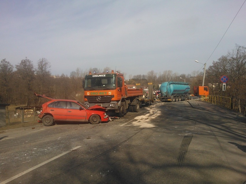 Wypadek w Żukowie - uczestniczą w nim dwa tiry i samochód osobowy[ZDJĘCIA]