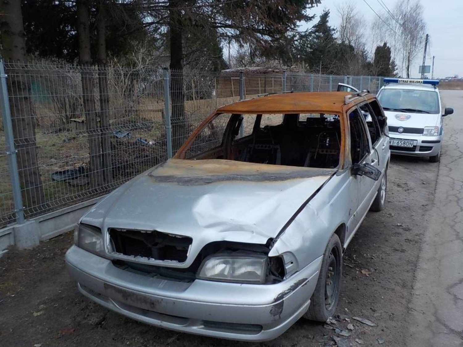 Co zrobić z wrakiem zalegającym na parkingu? Radzimy, jak