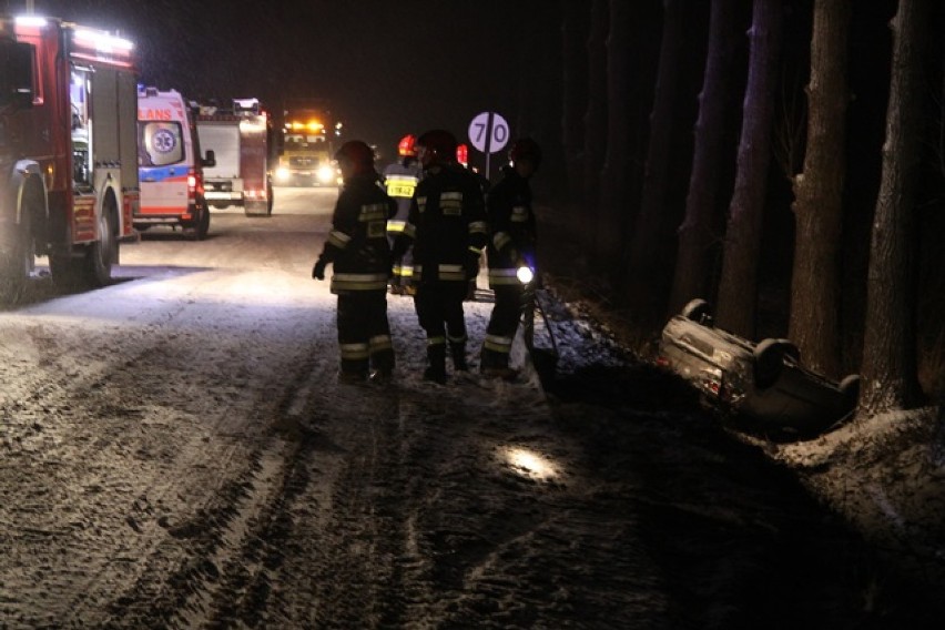 Dachowanie na trasie Bytów - Tuchomie. Samochód wpadł do rowu [ZDJĘCIA] 