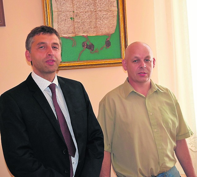 Pełniący obowiązki burmistrz Kobylina Rafał Nowacki (po lewej) z pomagającym mu asystentem senatora PiS Jarosławem  Kubiakiem
