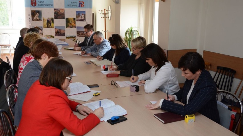 Radomsko: O strajku nauczycieli i skutkach reformy edukacji w szkołach średnich na naradzie w starostwie