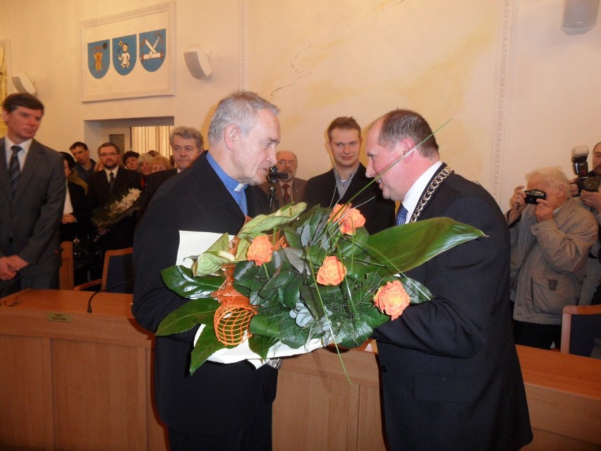 Nowi zasłużeni dla miasta Mysłowice. Księża Gerard Gulba i Jan Michalski odebrali dziś wyróżnienia