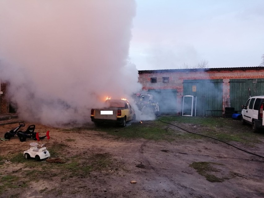 Pożar samochodu w Andrzejowie pod Zduńską Wolą ZDJĘCIA