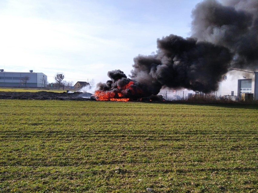 Pożar trawy i opon w okolicy Wielunia. W akcji 9 zastępów straży ZDJĘCIA