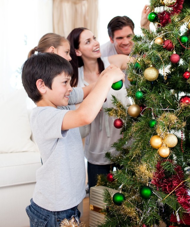 Dzieci uwielbiają strojenie świątecznej choinki
