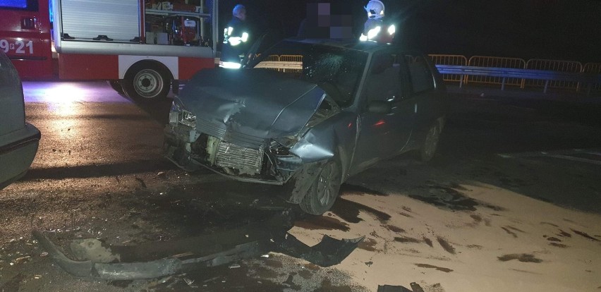 Wypadek samochodowy w Dolsku. Dwie osoby poszkodowane