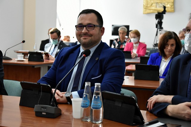 Mirosław Waląg zasiada teraz nie za prezydialnym stołem, ale wśród innych radnych