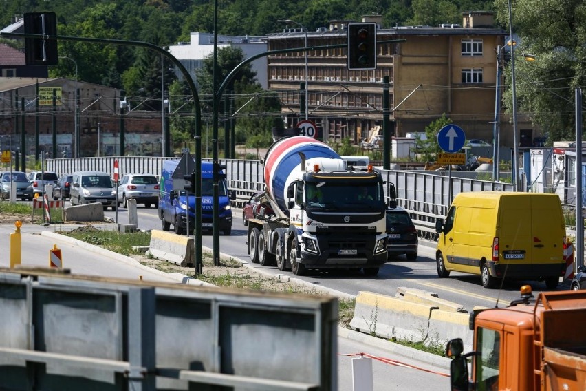 Kraków. Budowa Trasy Łagiewnickiej: kładą asfalt na ulicy Zakopiańskiej [ZDJĘCIA]