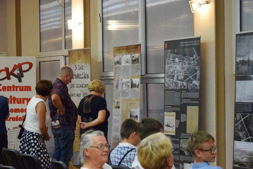 Mieszkańcy Kraśnika na otwarciu wystawy "5 lat Kraśnika pod znakiem czarnego orła". Historia miasta w latach okupacji niemieckiej