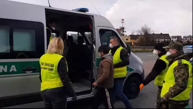 Straż Graniczna zatrzymała pięciu Afgańczyków w Chałupkach. Mężczyźni nielegalnie przekroczyli granicę. 

Zobacz kolejne zdjęcia. Przesuń zdjęcia w prawo - wciśnij strzałkę lub przycisk NASTĘPNE