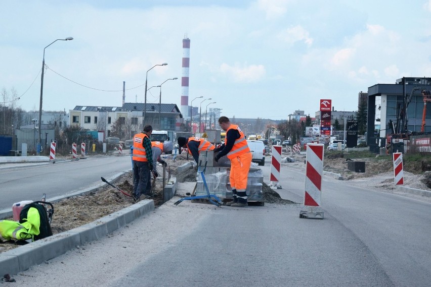 Przebudowa północnego układu komunikacyjnego Kielc wznowiona. Niebawem wrócą utrudnienia dla kierowców na Witosa i Warszawskiej [ZDJĘCIA]