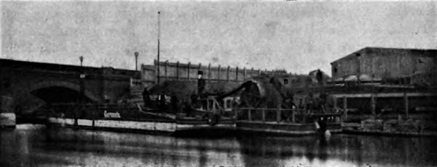Mała stocznia Wulffa przy moście Królowej Wiktorii (obecnie Królowej Jadwigi) w 1865 r.