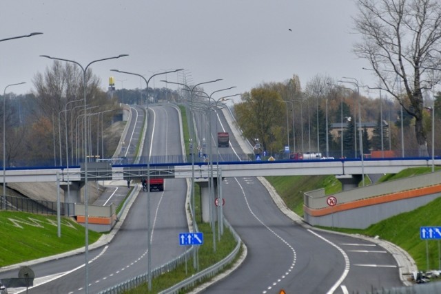 Aleja Wojska Polskiego po przebudowie ma dwie jezdnie z dwoma pasami ruchu w oby kierunkach. Wybudowane są też dwa nowe wiadukty nad kolejową trasa numer osiem. Powstały też drogi zbiorcze i odbarczające. W sumie to 18 kilometrów asfaltowych jezdni, włączając w to przebudową ulicę Żółiewskiego i ulicę Zwolińskiego.