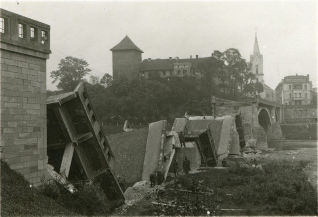 3 września 1939 roku krótko przed zbliżającymi się dwoma niemieckimi czołgami most Piastowski został wysadzony przez polskich saperów. Całe pozostały jedynie dwa przęsła od strony zamku