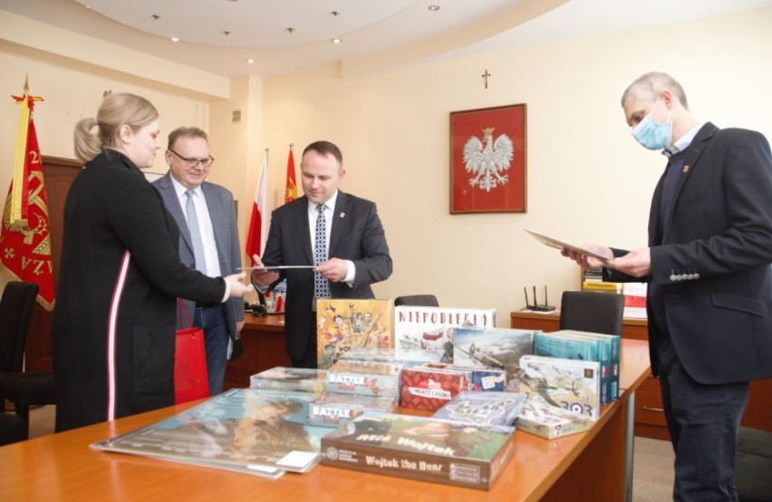 Instytut Pamięci Narodowej przekazał gry edukacyjne dla uczniów w gminie Łomża
