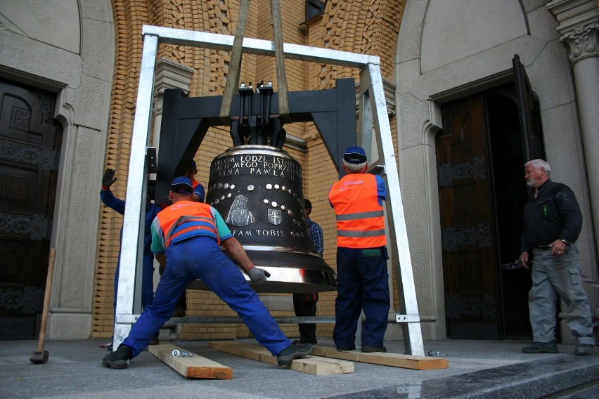 Próba instalacji dzwonu Serce Łodzi na tymczasowej dzwonnicy