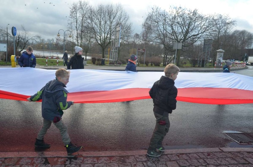 Biało-czerwona flaga poniesiona ulicami Gniezna