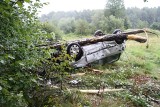 Kęty: wypadek w centrum miasta. Samochód wpadł w poślizg i dachował [ZDJĘCIA]